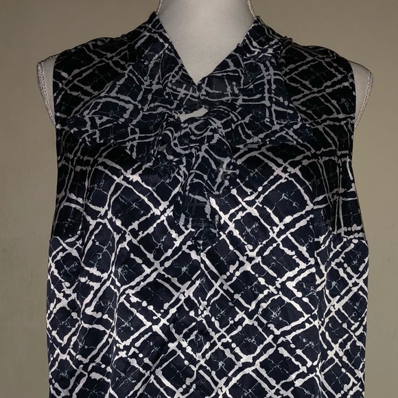 Women’s Lane Bryant sleeveless ruffled blouse - Picture 1 of 4